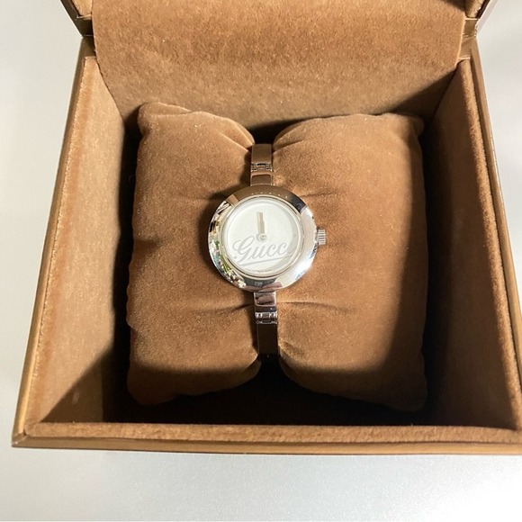 Authentic Gucci 105 Women's Stainless Steel Swiss Made Small Silvertone - Picture 5 of 14